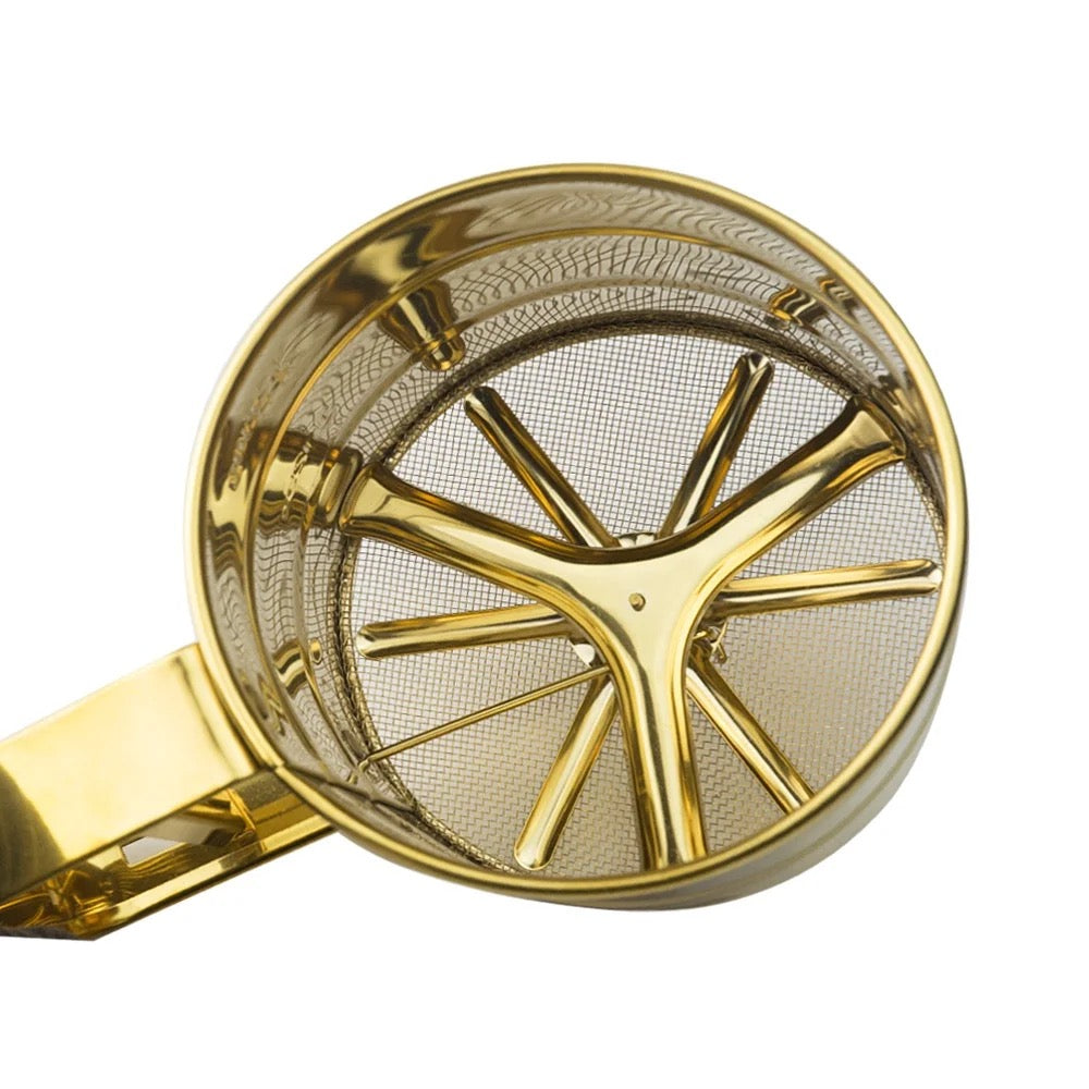 Cernidor de harina dorado