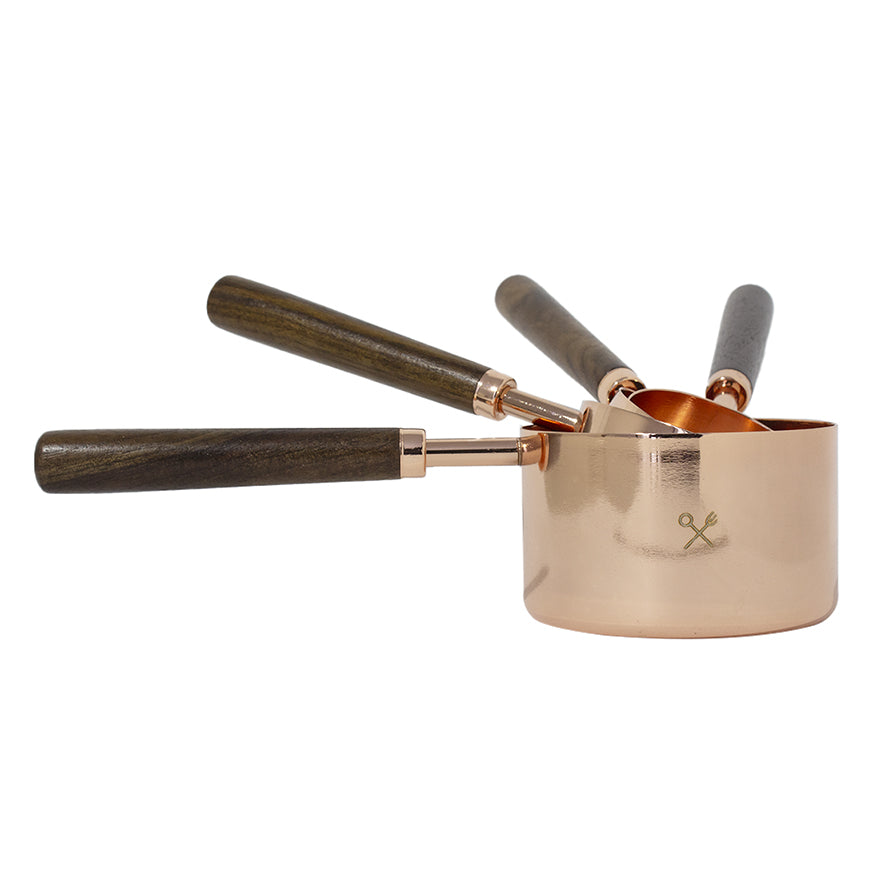 Tazas y cucharas medidoras con mango de madera