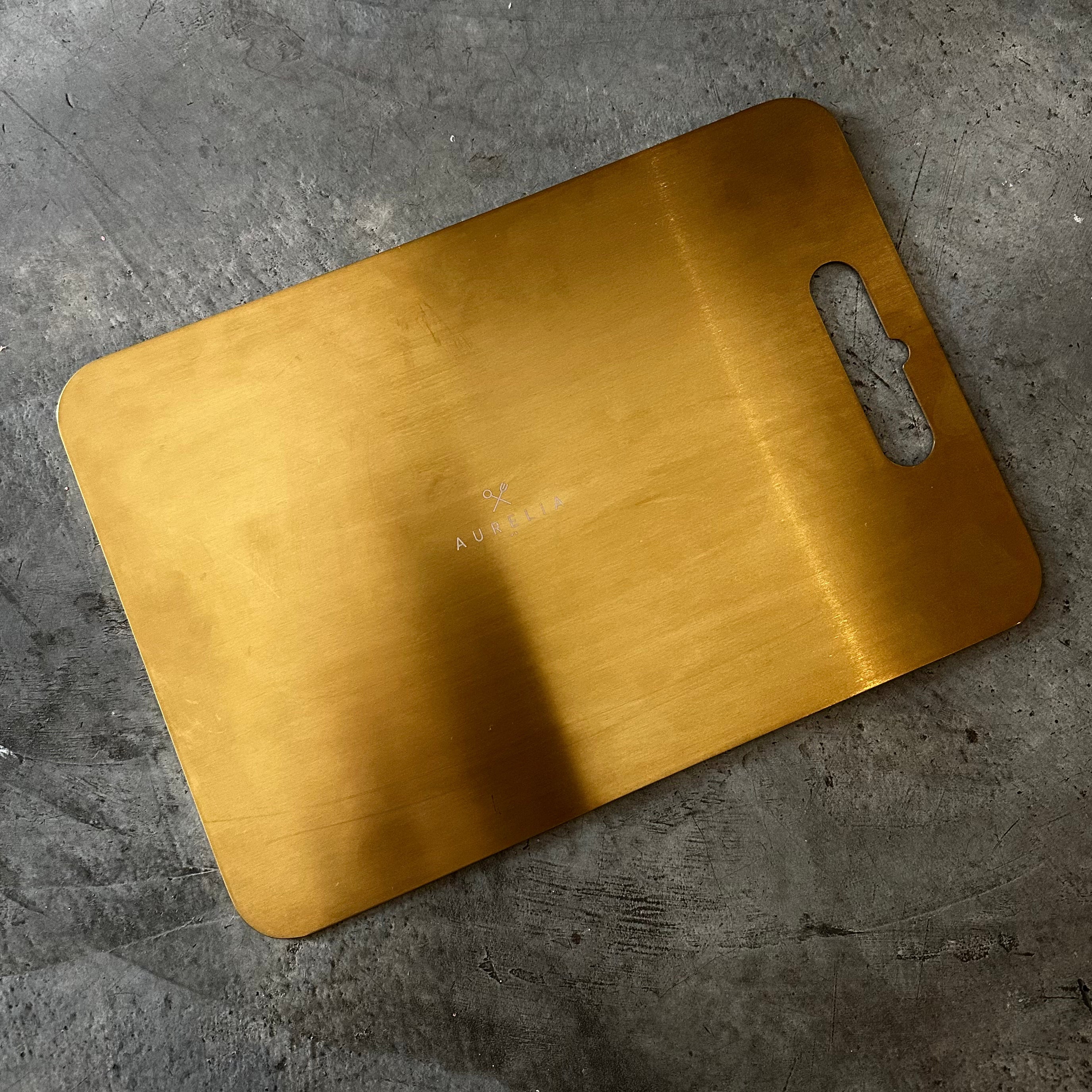 Tabla de acero inoxidable dorada