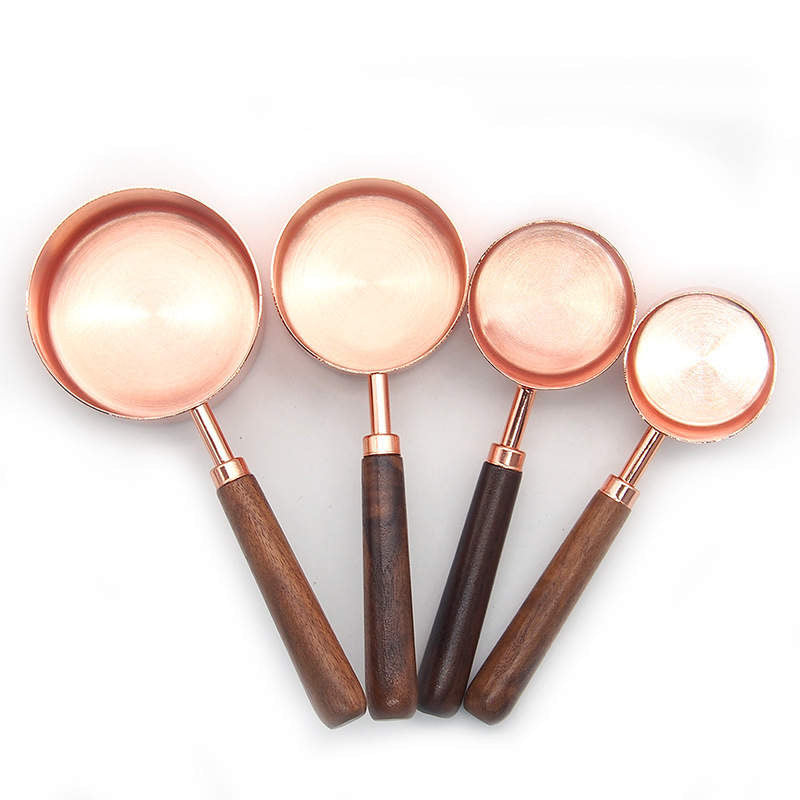 Tazas y cucharas medidoras con mango de madera