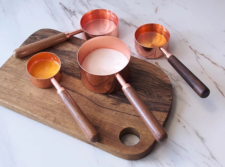 Tazas y cucharas medidoras con mango de madera