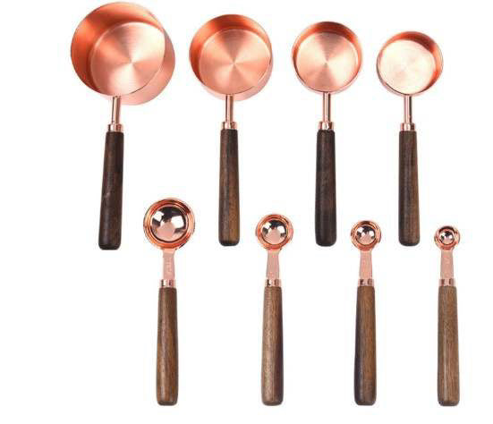 Tazas y cucharas medidoras con mango de madera