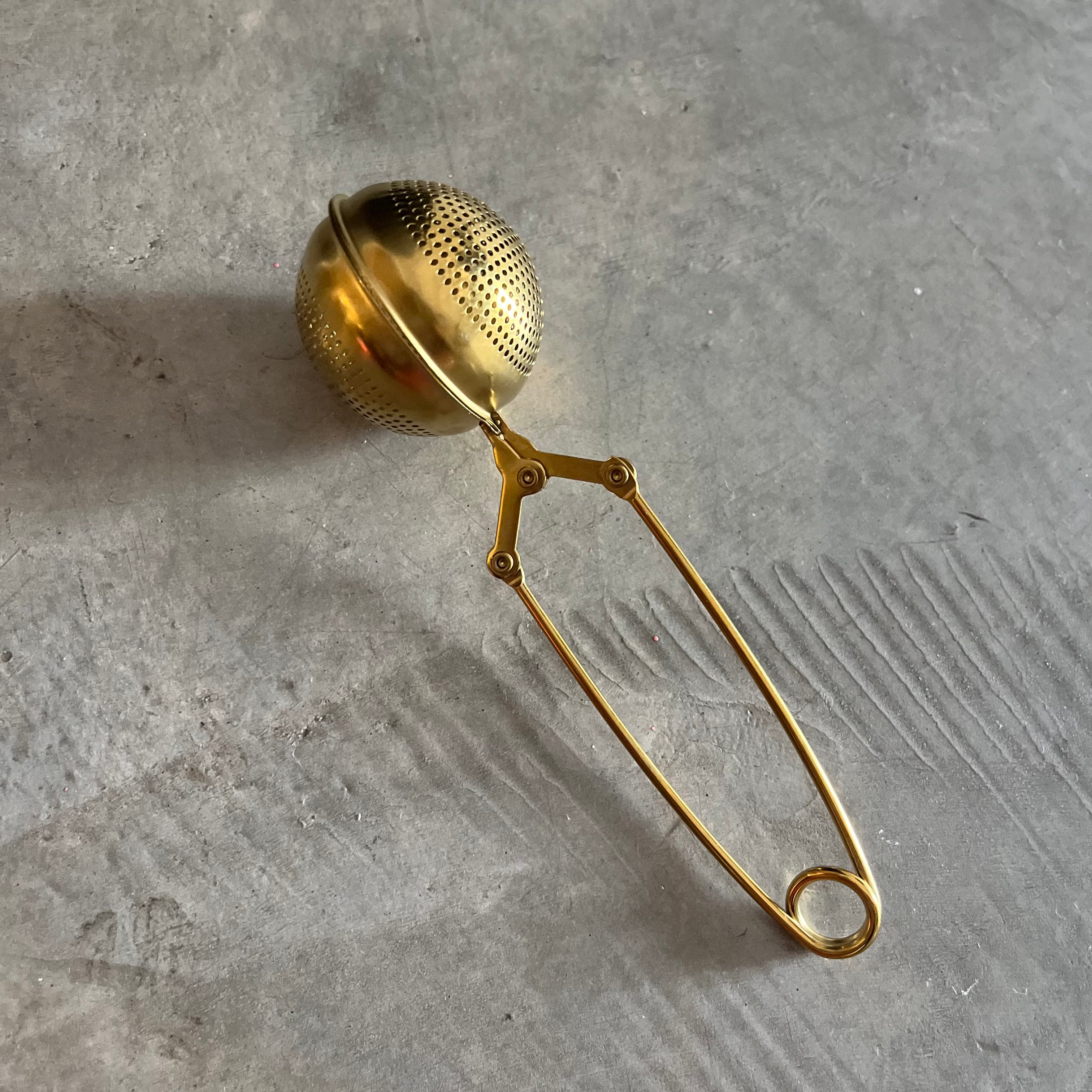 Infusor de té esfera dorado