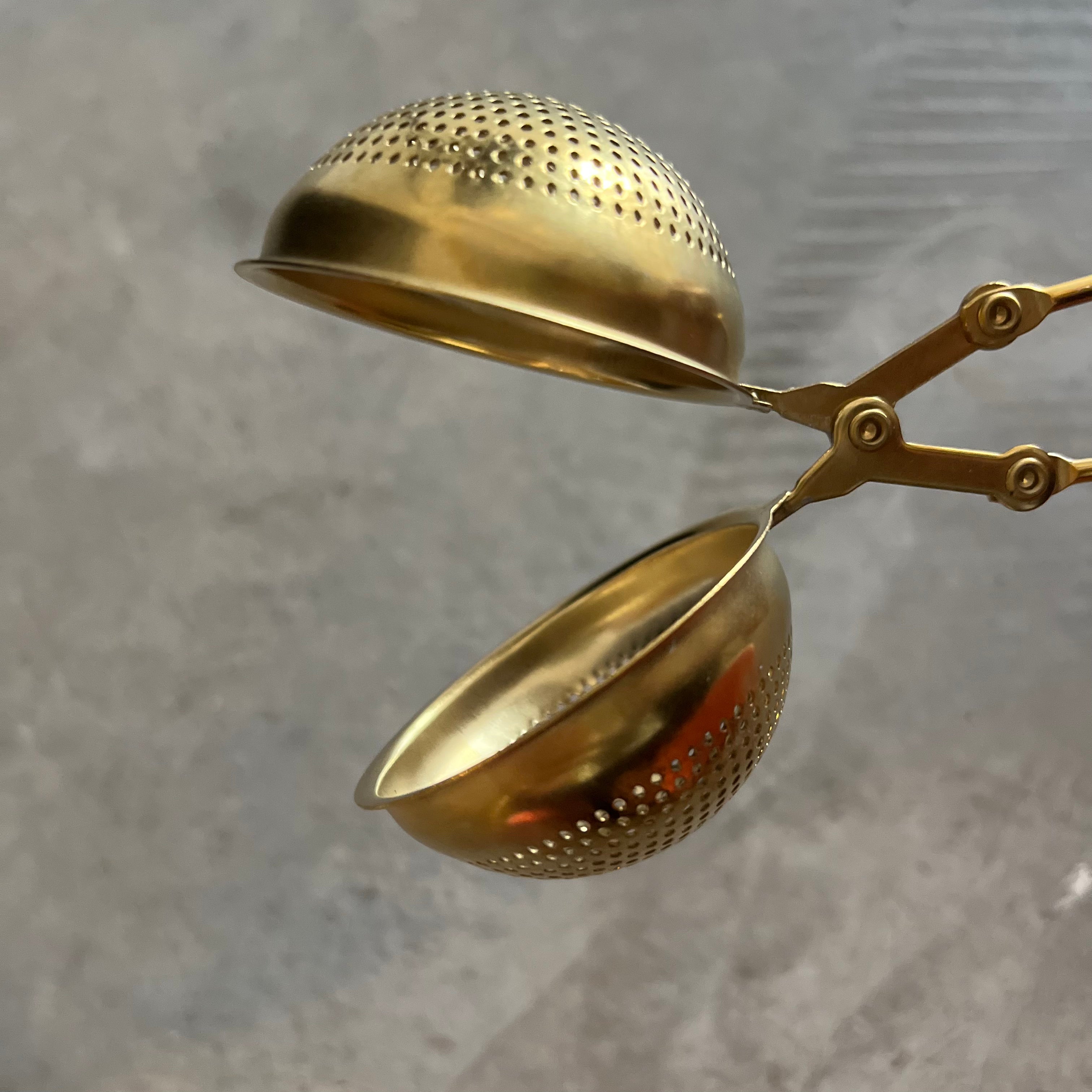 Infusor de té esfera dorado