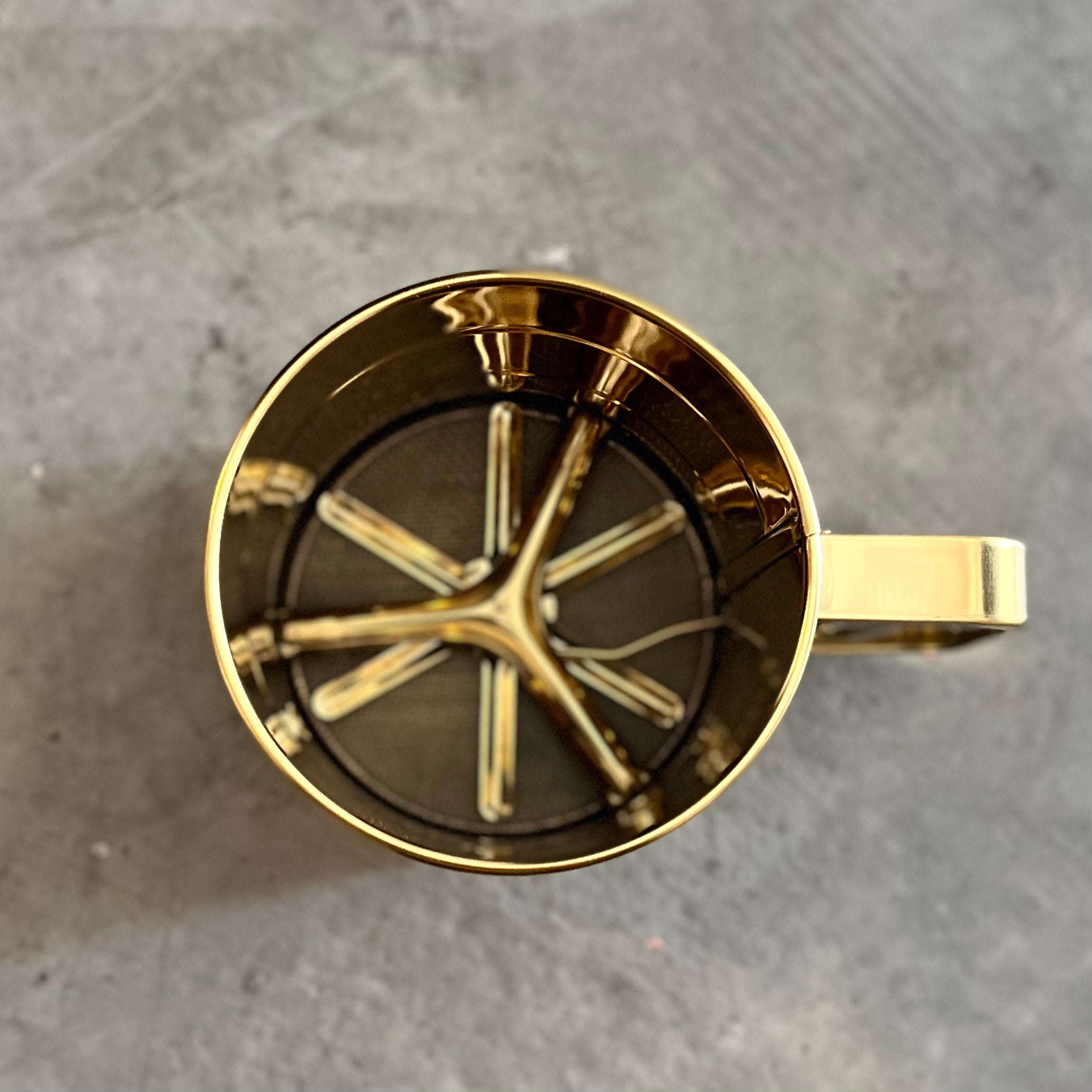 Cernidor de harina dorado
