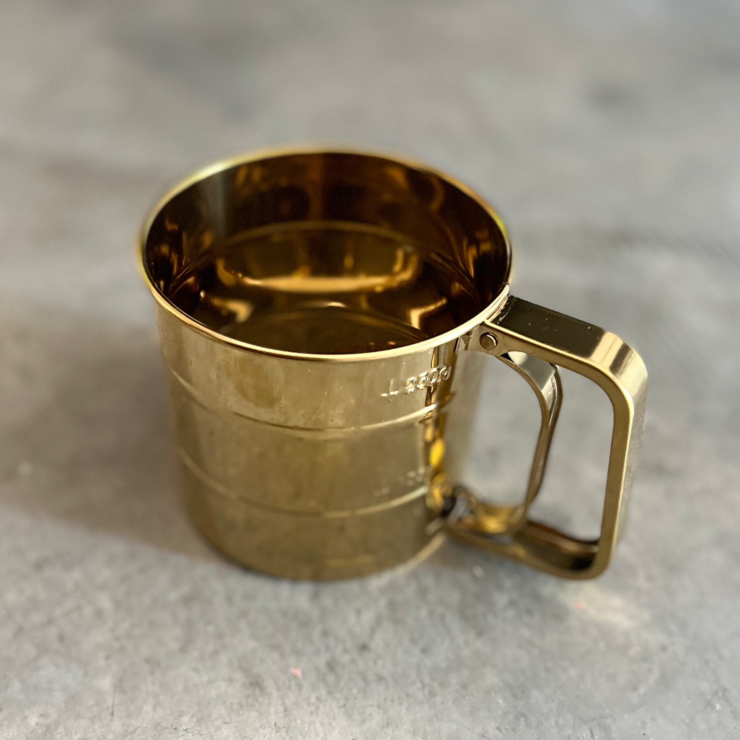 Cernidor de harina dorado