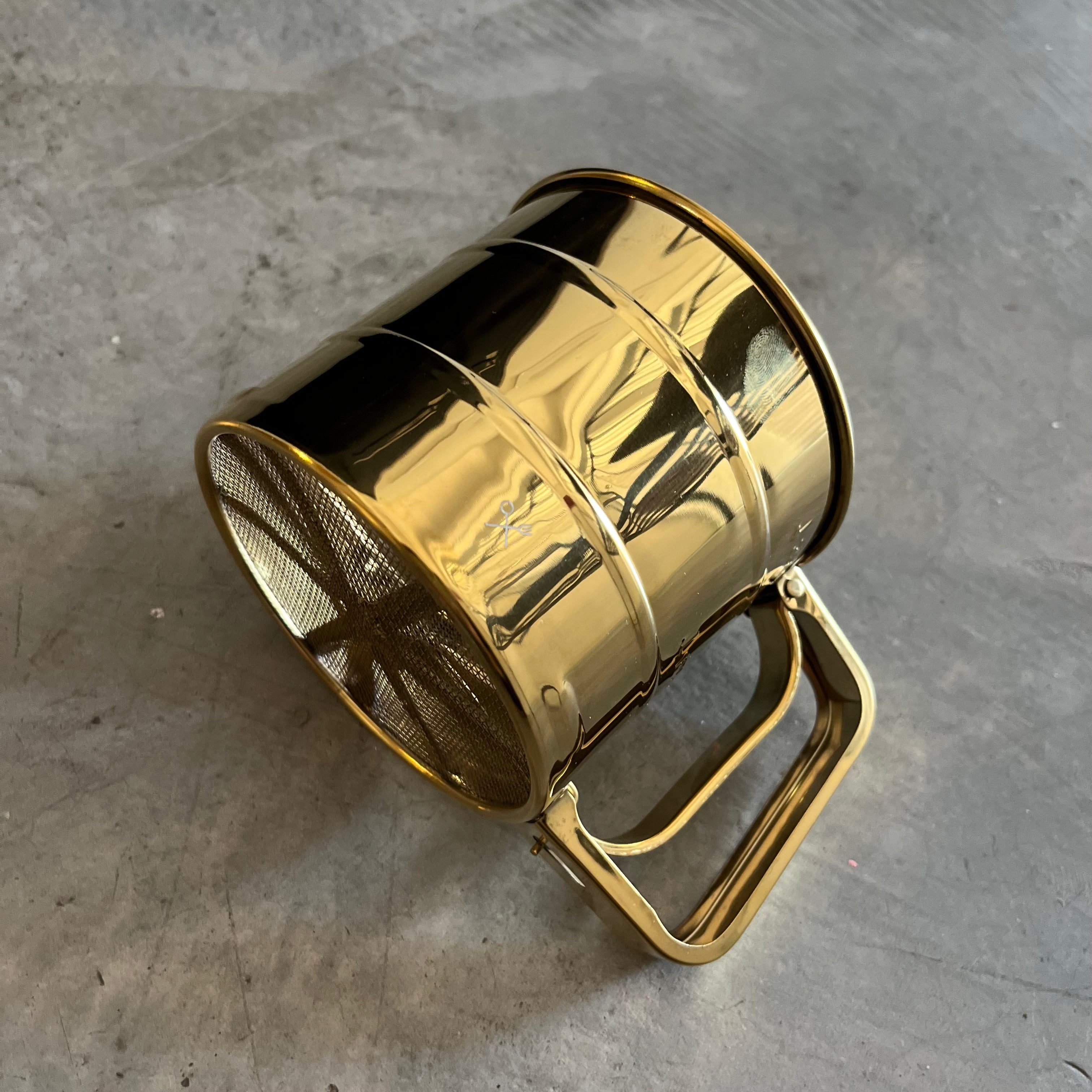 Cernidor de harina dorado