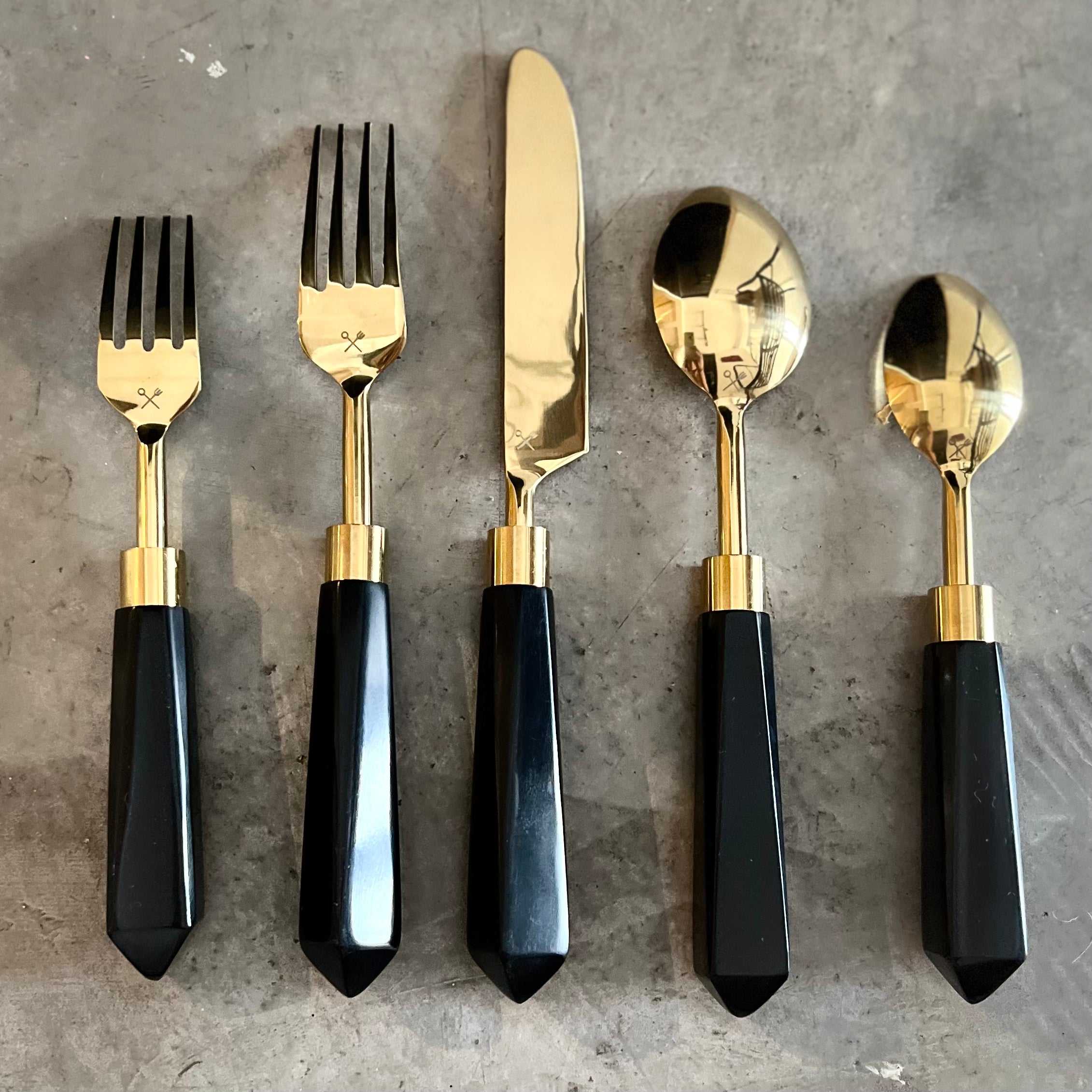Set de cubiertos dorado matte mango mármol 6 personas
