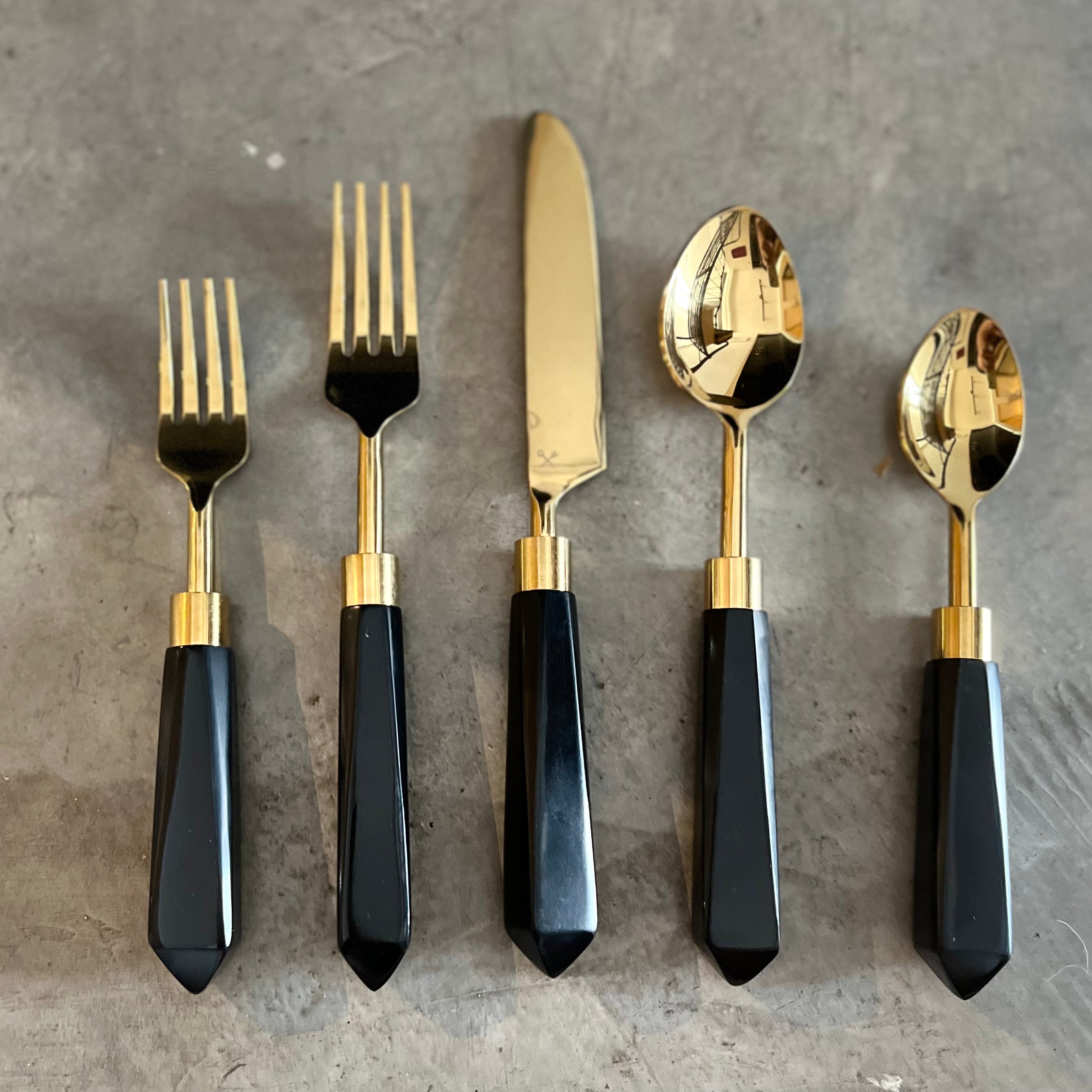 Set de cubiertos dorado matte mango mármol 6 personas