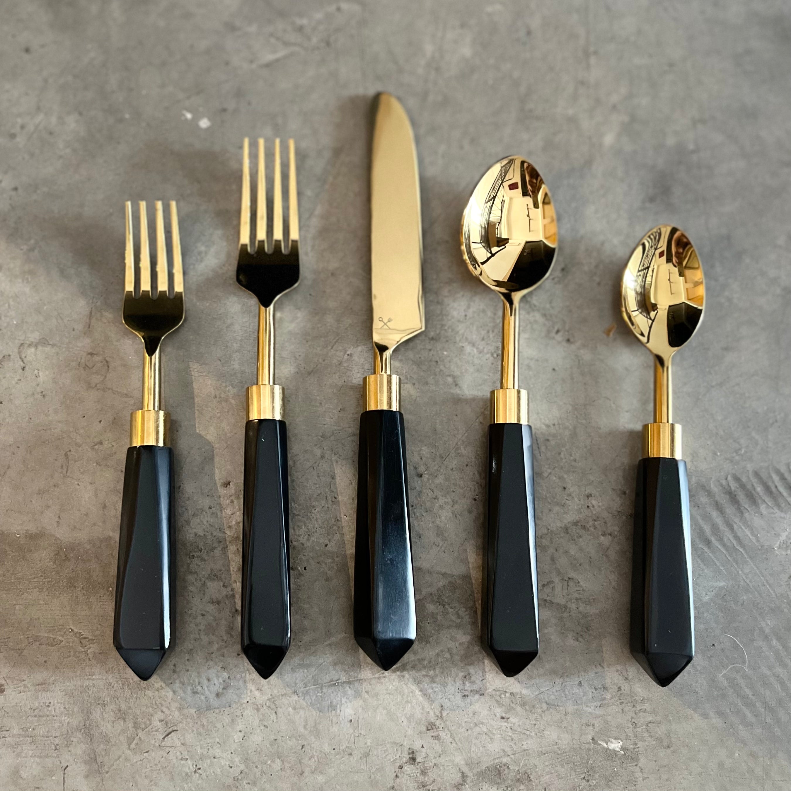 Set de cubiertos dorado matte mango mármol 6 personas