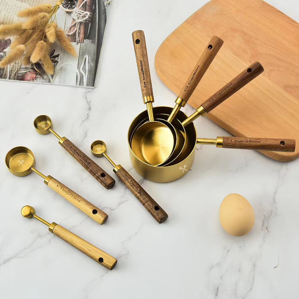 Tazas y cucharas medidoras con mango de madera