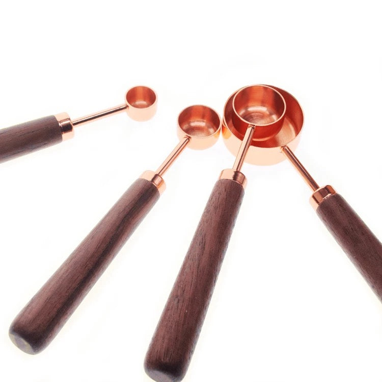 Tazas y cucharas medidoras con mango de madera