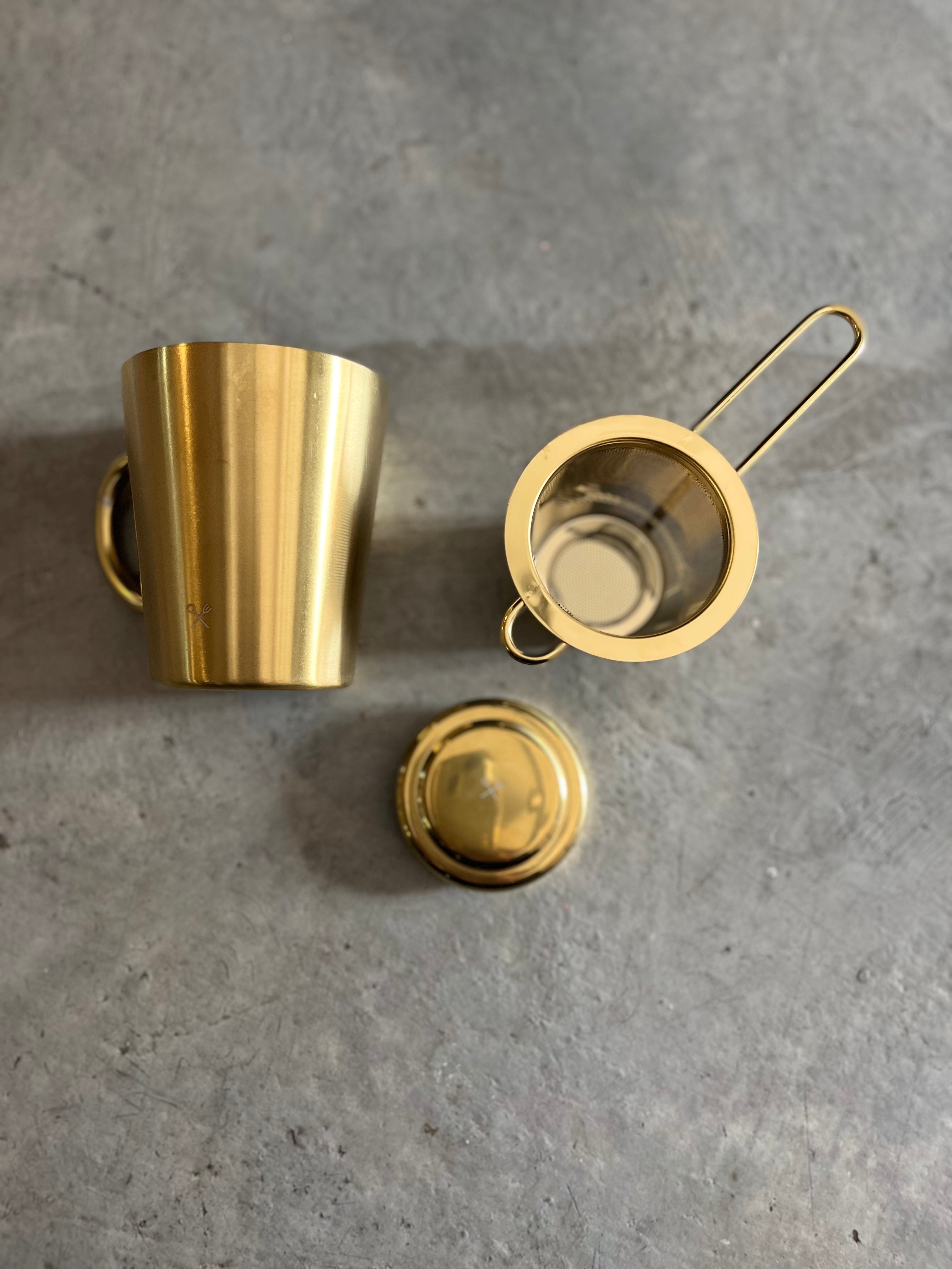 Kit taza dorada e infusor de té