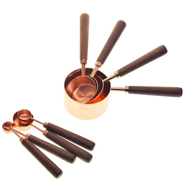 Tazas y cucharas medidoras con mango de madera