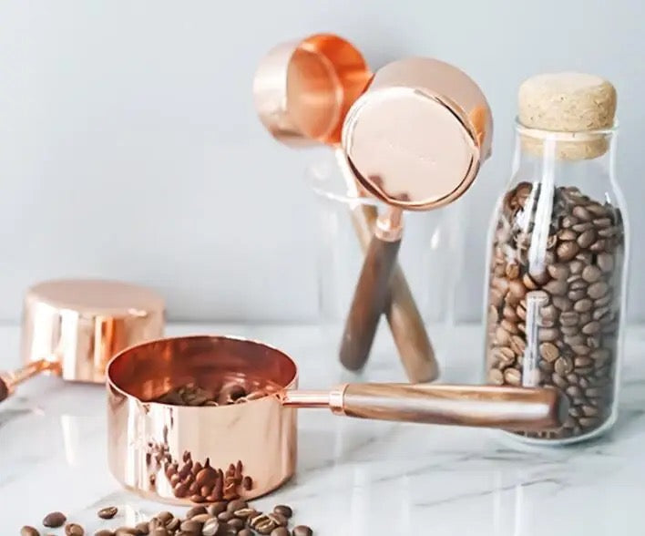 Tazas y cucharas medidoras con mango de madera