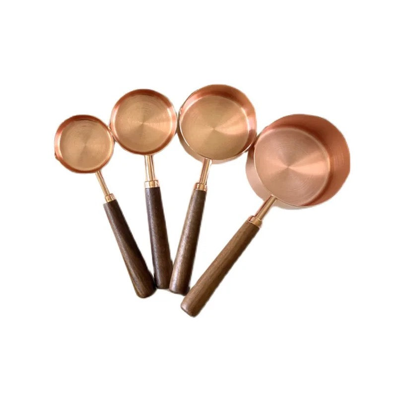 Tazas y cucharas medidoras con mango de madera