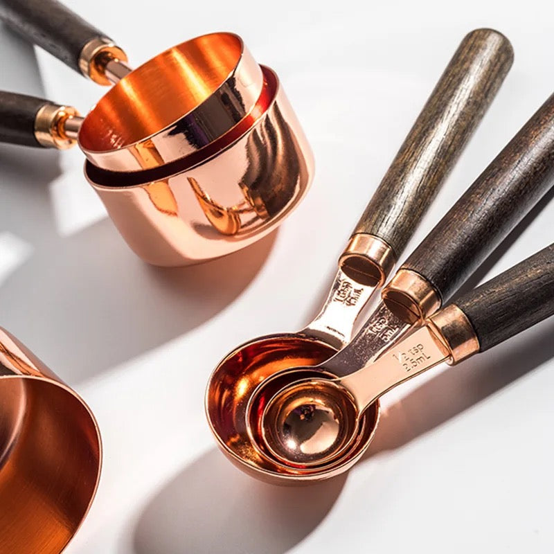 Tazas y cucharas medidoras con mango de madera