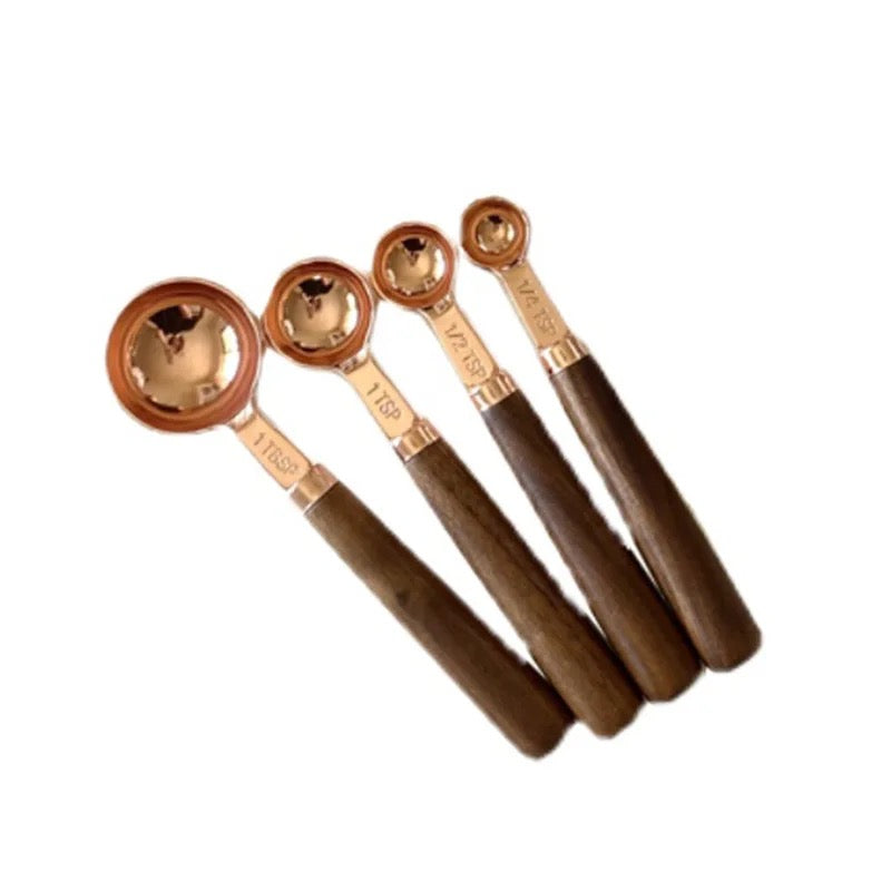 Tazas y cucharas medidoras con mango de madera